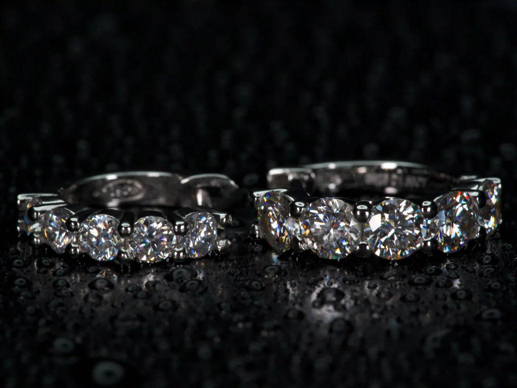 Moissanite Mini Creolen 3mm und 4mm frontal im Vergleich mit sichtbarem Funkelunterschied im echten Licht, echte Fotos ohne KI