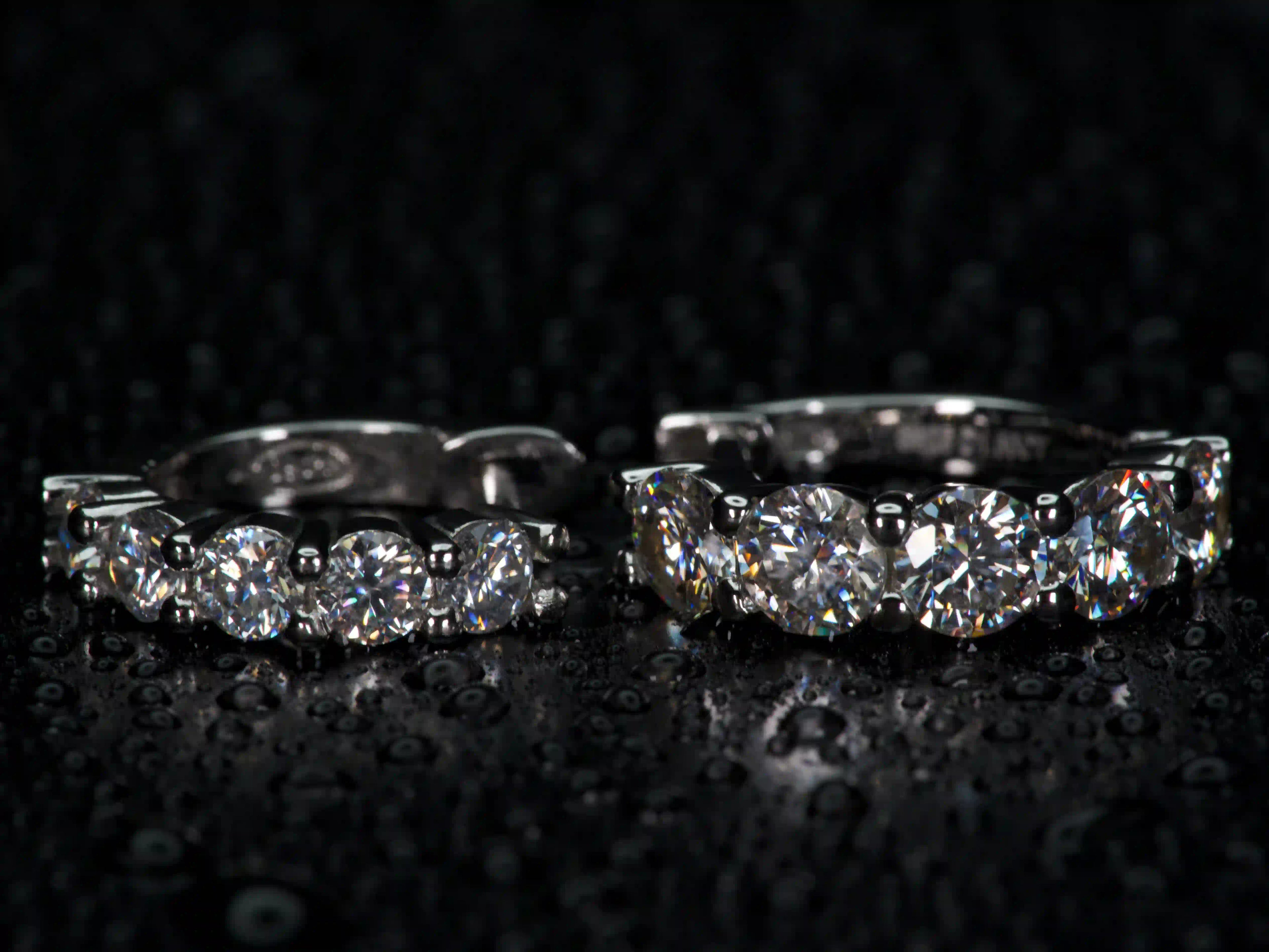 Moissanite Mini Creolen 3mm und 4mm frontal im Vergleich mit sichtbarem Funkelunterschied im echten Licht, echte Fotos ohne KI