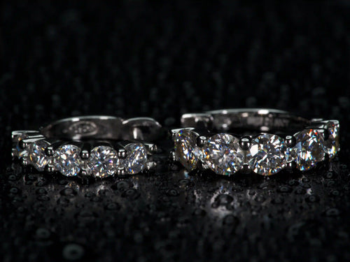 Moissanite Mini Creolen 3mm und 4mm frontal im Vergleich mit sichtbarem Funkelunterschied im echten Licht, echte Fotos ohne KI