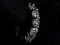 Moissanite Mini Creolen 3mm seitliche Ansicht im Halter mit Detail auf Fassung und Steine, echte Fotos 925 Silber Weißgold