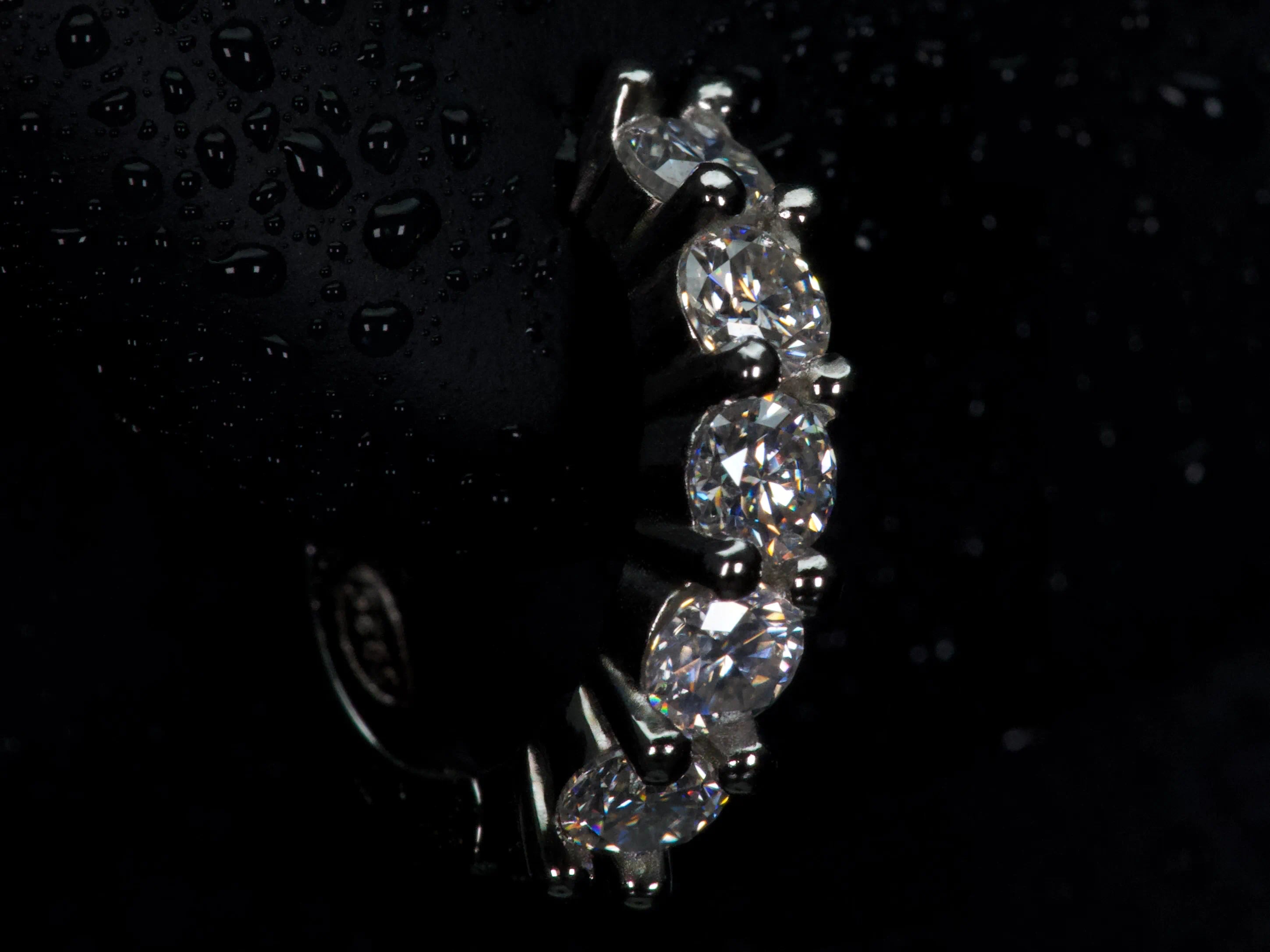 Moissanite Mini Creolen 3mm seitliche Ansicht im Halter mit Detail auf Fassung und Steine, echte Fotos 925 Silber Weißgold