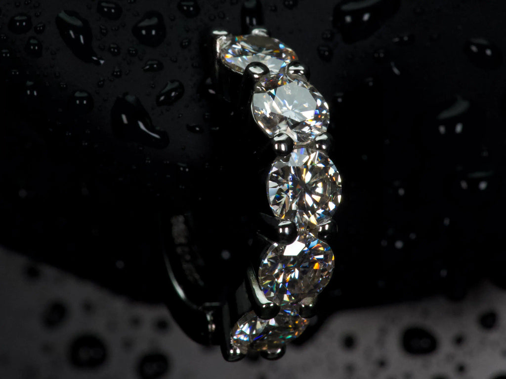 Moissanite Mini Creolen 4mm seitlich im Halter mit stärkerem Funkeln durch größere Steine, echte Fotos im natürlichen Licht