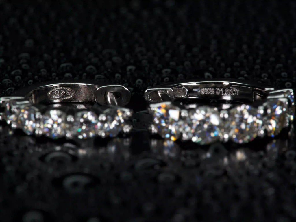 925 Silber Stempel auf Moissanite Mini Creolen als Echtheitsnachweis in Makroaufnahme sichtbar, echtes Material echte Fotos