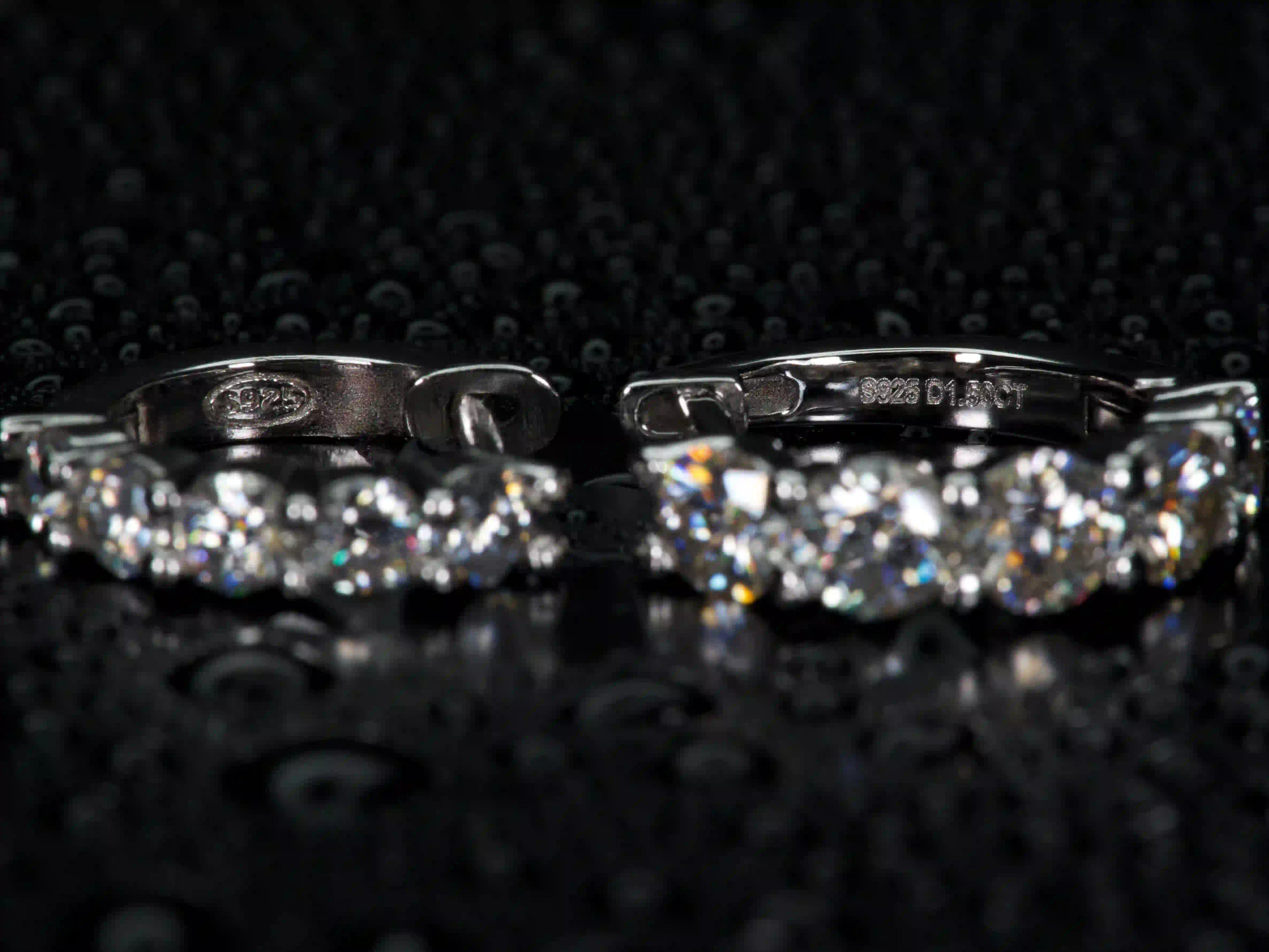 925 Silber Stempel auf Moissanite Mini Creolen als Echtheitsnachweis in Makroaufnahme sichtbar, echtes Material echte Fotos