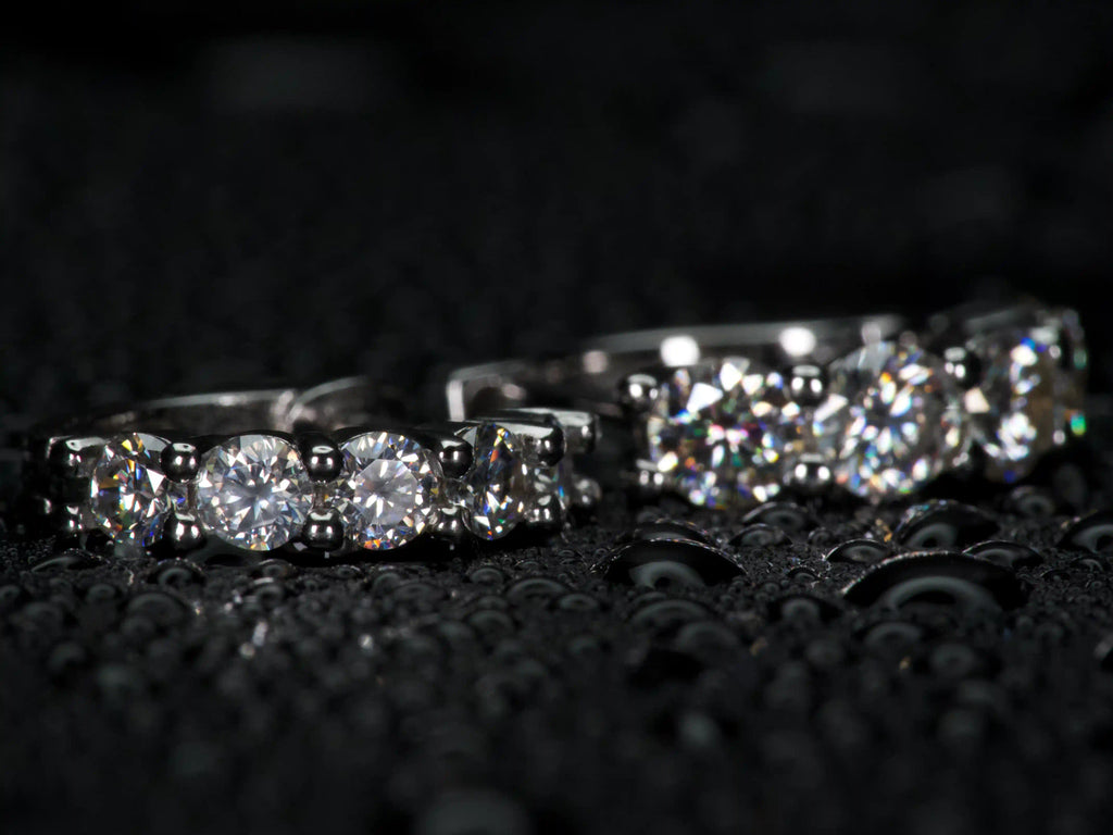 Seitliche Ansicht von Moissanite Mini Creolen 3mm und 4mm mit Unterschied in Größe und Brillanz, echte Detailaufnahme