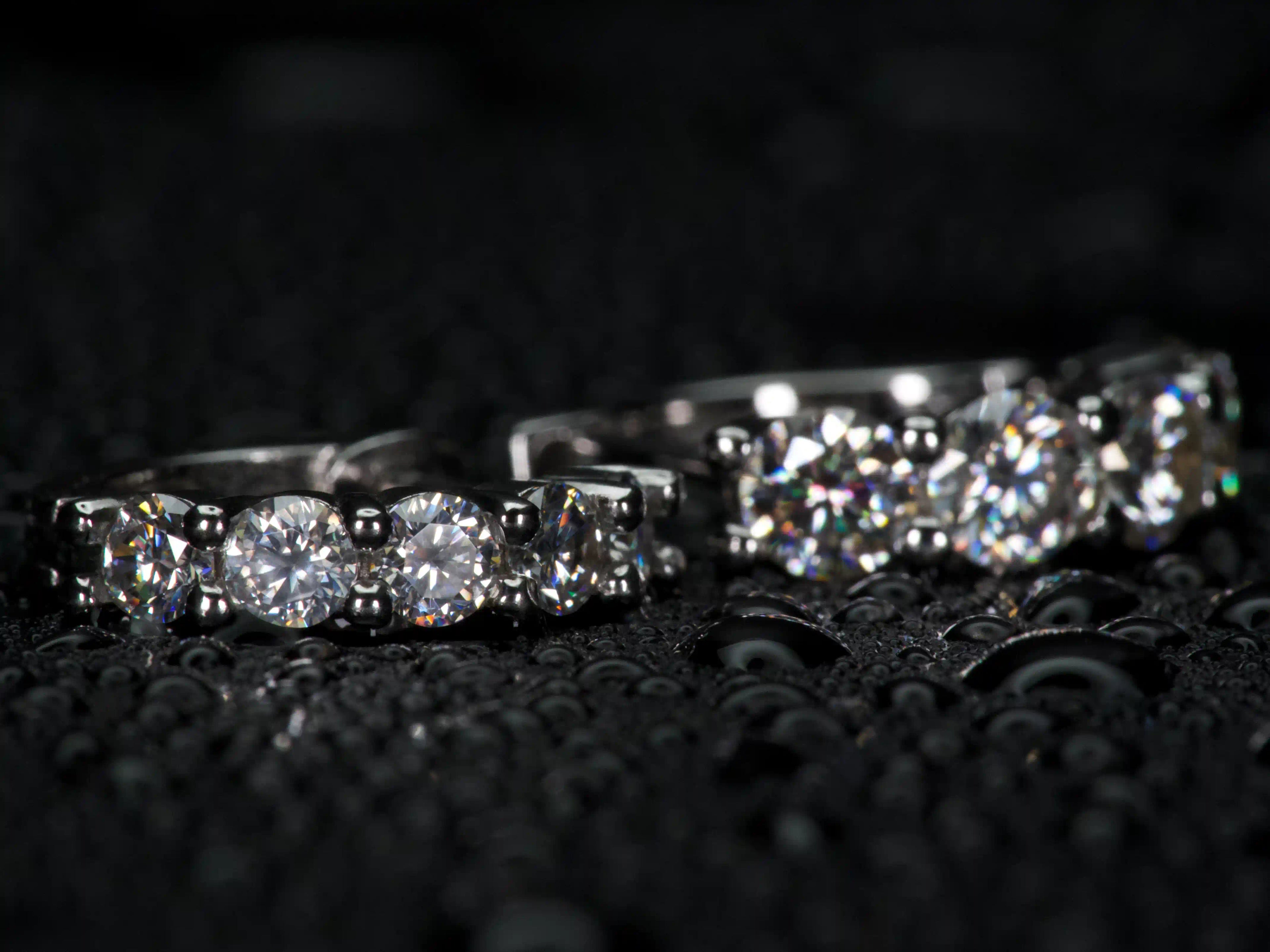 Seitliche Ansicht von Moissanite Mini Creolen 3mm und 4mm mit Unterschied in Größe und Brillanz, echte Detailaufnahme