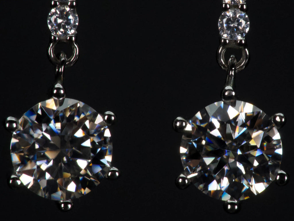 Moissanite Ohrstecker 1 ct mit Anhänger frontal im Macro – 925 Silber & Weißgold, echte Nahaufnahme von Fassung, Schliff und funkeln 