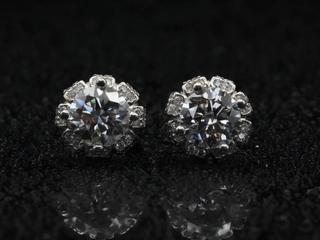 Frontalansicht von 2 ct Moissanit Ohrsteckern – rund geschliffen, funkelnd wie Diamanten, gefasst in 925 Silber mit 18K Weißgold plattiert