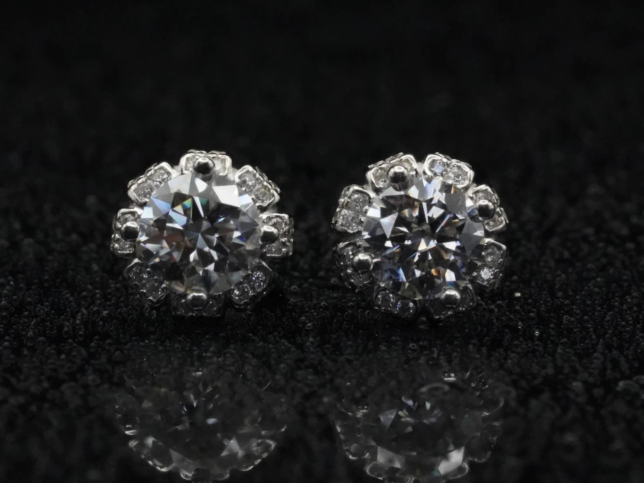 Frontalansicht von 2 ct Moissanit Ohrsteckern – rund geschliffen, funkelnd wie Diamanten, gefasst in 925 Silber mit 18K Weißgold plattiert