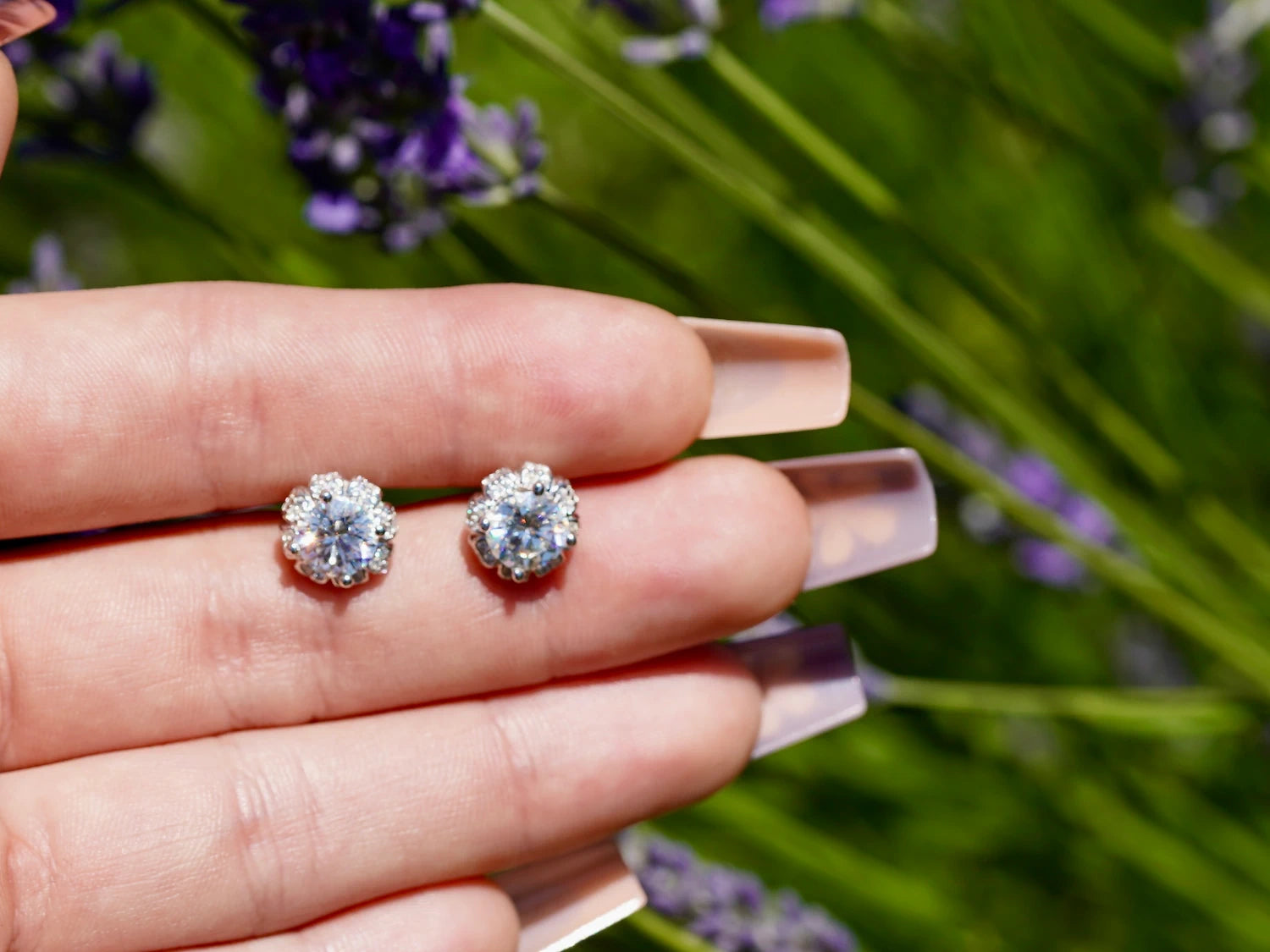 Funkelnde Moissanit Ohrstecker Silber 925 in Natur mit Lavendel