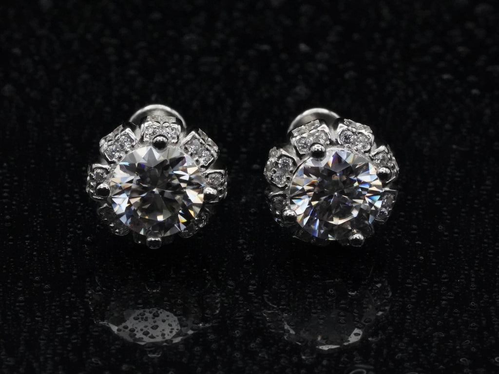 Draufsicht auf 2 ct Moissanit Ohrstecker – runder Brillantschliff in 925 Silber mit 18K Weißgold plattierter Fassung, symmetrisch und funkelnd