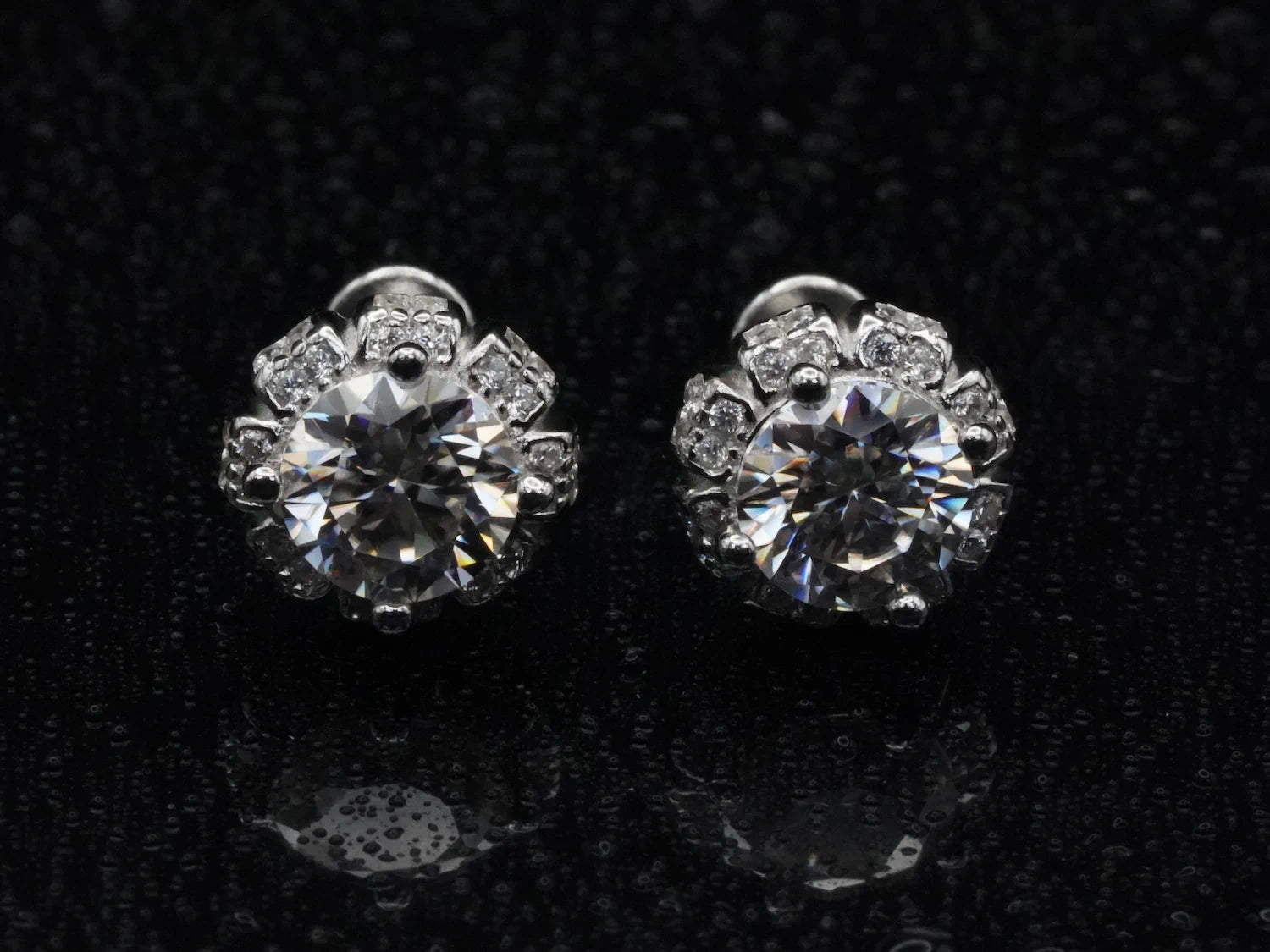Draufsicht auf 2 ct Moissanit Ohrstecker – runder Brillantschliff in 925 Silber mit 18K Weißgold plattierter Fassung, symmetrisch und funkelnd