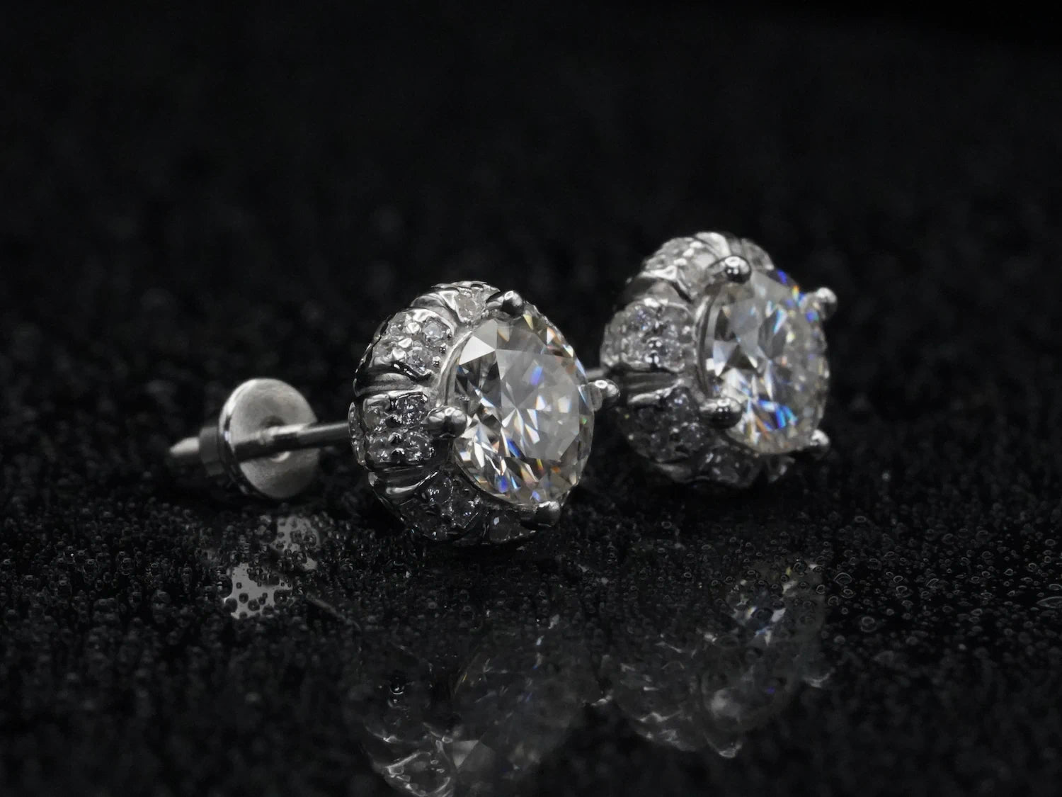 Seitliche Ansicht eines 2 ct Moissanit Ohrsteckers – runder Schliff, edle Krappenfassung in 925 Silber mit 18K Weißgold plattiert