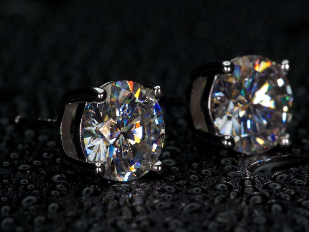 Echte Fotos von Moissanite Ohrsteckern 2ct rund mit 4 Zinken – starkes Funkeln und Feuer im Licht, sichtbar intensiver als Diamant, 925 Sterling Silber mit Weißgold Veredelung