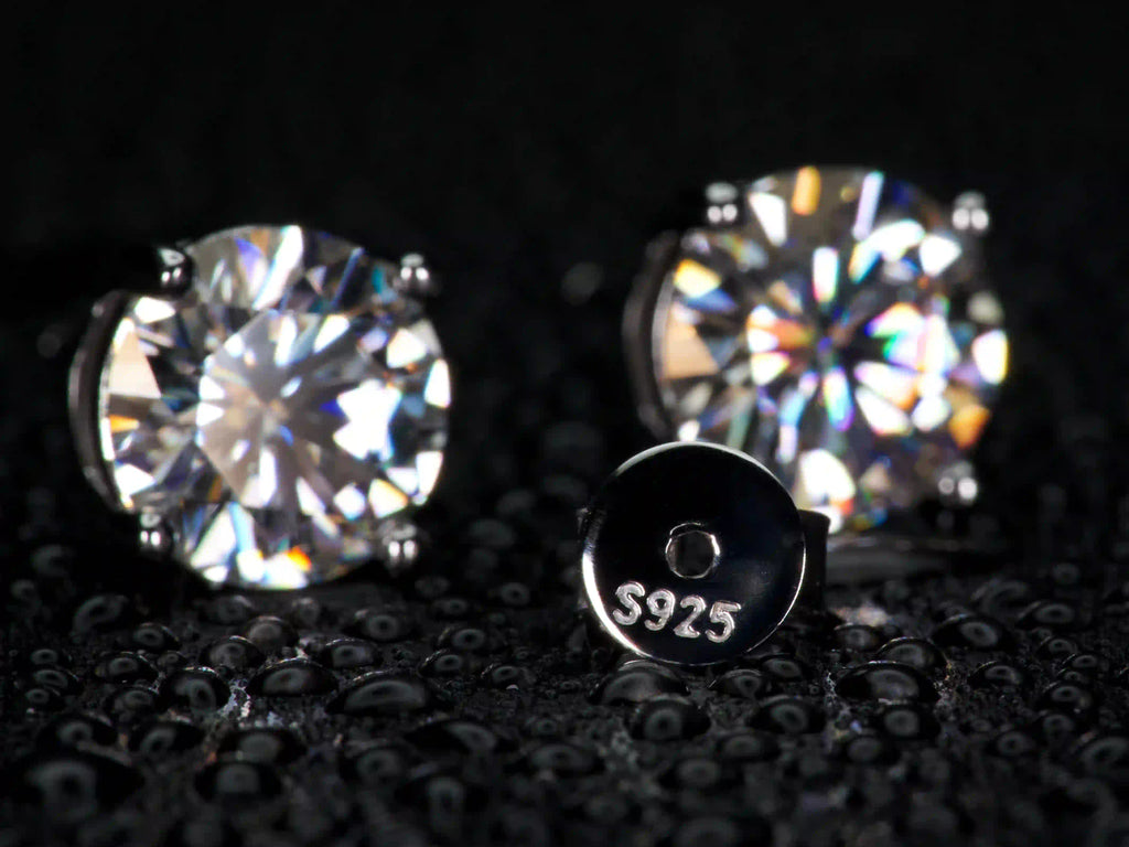 Echte Fotos von Moissanite Ohrsteckern 2ct rund mit sichtbarem 925 Silberstempel – starkes Funkeln und Feuer im Licht, hochwertig verarbeitet mit Weißgold Veredelung, intensiver als Diamant