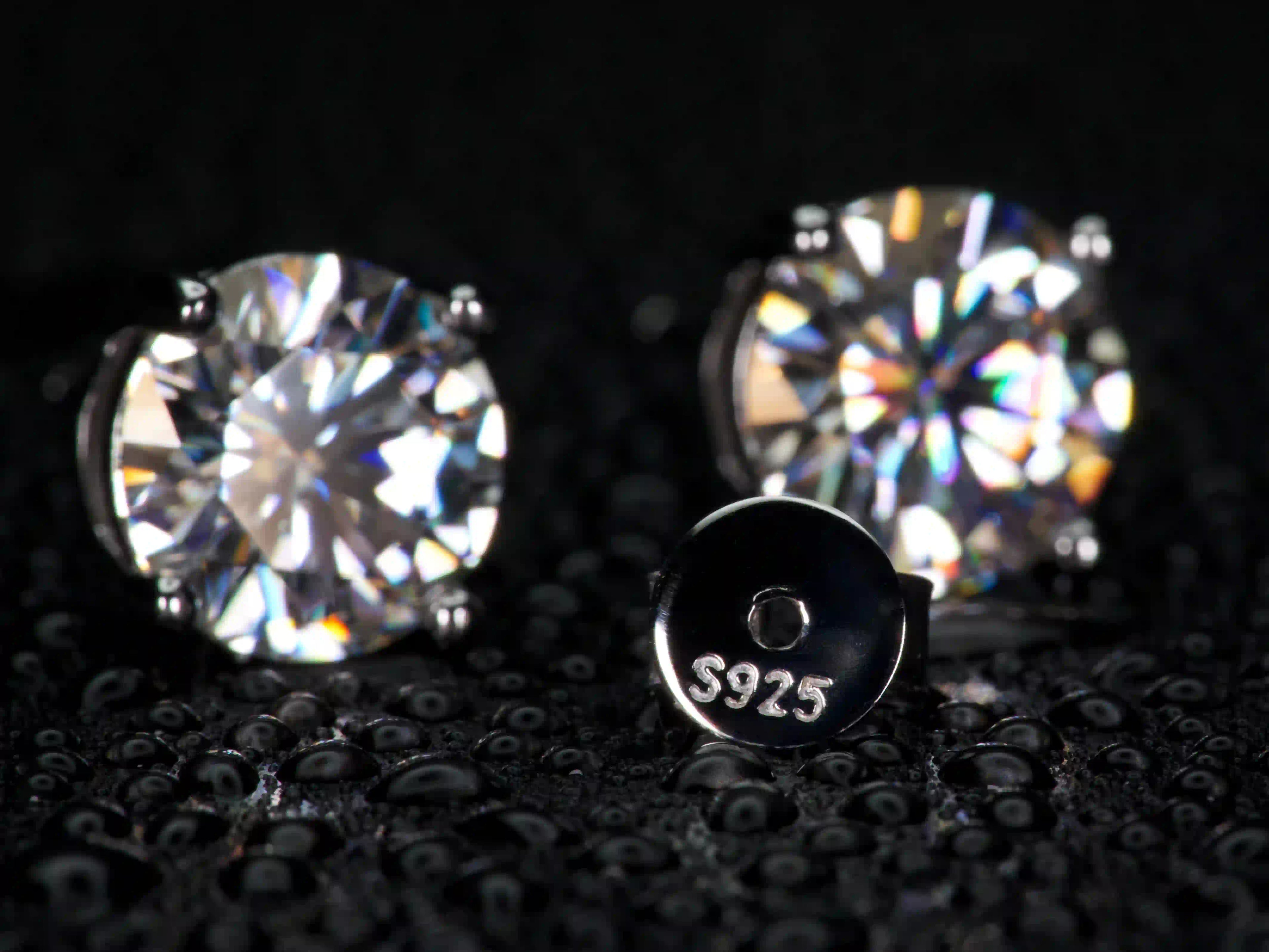 Echte Fotos von Moissanite Ohrsteckern 2ct rund mit sichtbarem 925 Silberstempel – starkes Funkeln und Feuer im Licht, hochwertig verarbeitet mit Weißgold Veredelung, intensiver als Diamant