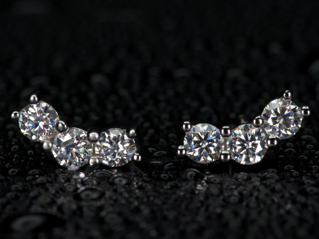 Echte Fotos von Moissanite Ohrsteckern mit 3 Steinen in Klammerform – gleichmäßiger Funkelverlauf und starkes Feuer im Licht, 0.6ct Gesamtgewicht, 925 Sterling Silber mit Weißgold Veredelung, sichtbar brillanter als Diamant