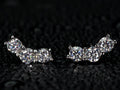 Echte Fotos von Moissanite Ohrsteckern mit 3 Steinen in Klammerform – gleichmäßiger Funkelverlauf und starkes Feuer im Licht, 0.6ct Gesamtgewicht, 925 Sterling Silber mit Weißgold Veredelung, sichtbar brillanter als Diamant