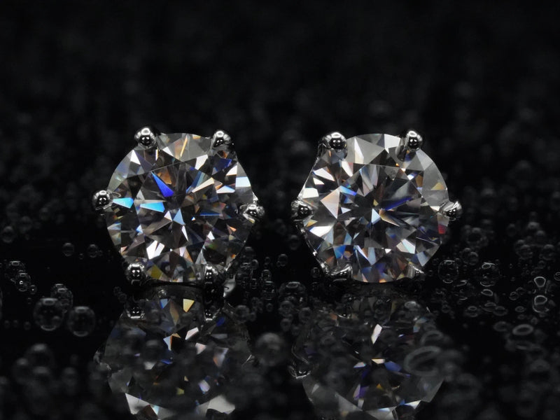  Frontalansicht der Moissanit Ohrstecker – 6-Zinken-Fassung, funkelnder Brillantschliff in 925 Silber mit 18K Weißgold