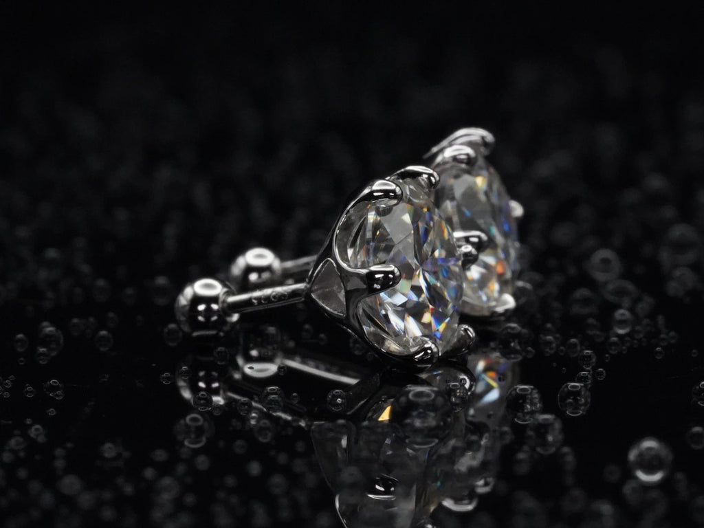 Seitliche Ansicht der Moissanit Ohrstecker – 6-Zinken-Fassung mit brillant geschliffenem Stein, 925 Silber mit 18K Weißgold plattiert