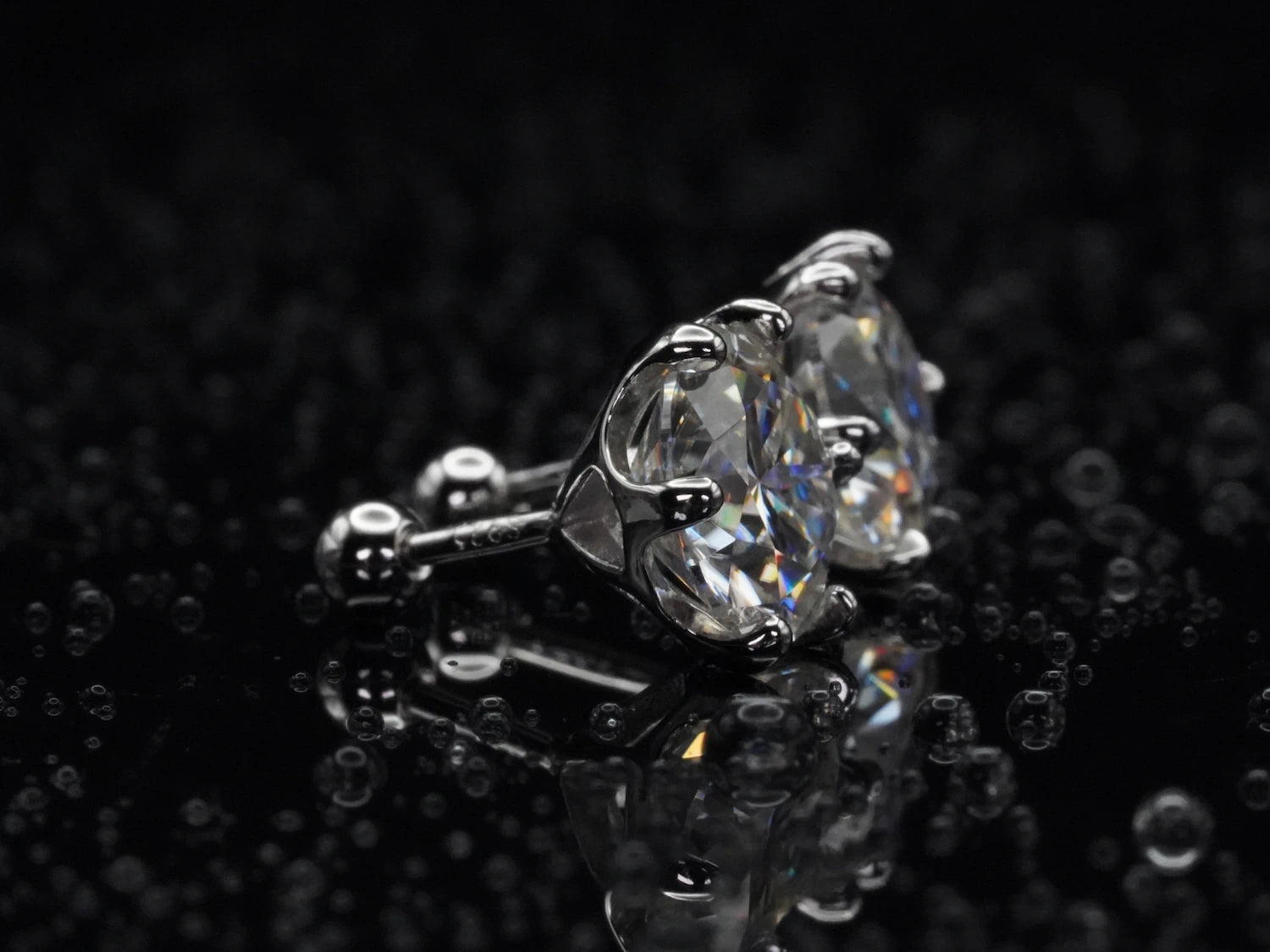 Seitliche Ansicht der Moissanit Ohrstecker – 6-Zinken-Fassung mit brillant geschliffenem Stein, 925 Silber mit 18K Weißgold plattiert