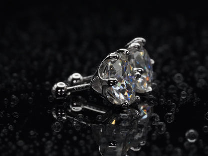 Seitliche Ansicht der Moissanit Ohrstecker – 6-Zinken-Fassung mit brillant geschliffenem Stein, 925 Silber mit 18K Weißgold plattiert