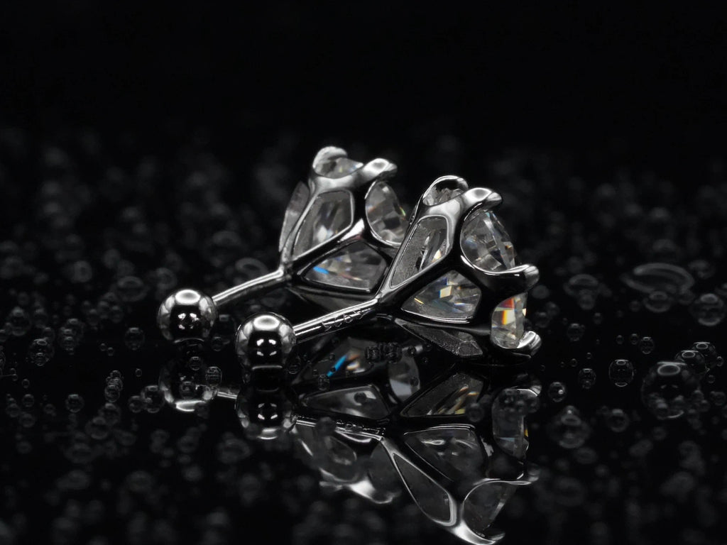 Echte Fotos der Rückseite von Moissanite Ohrsteckern mit 6 Zinken Fassung – offene Fassung für maximale Lichtdurchlässigkeit, hochwertige Verarbeitung in 925 Sterling Silber mit Weißgold Veredelung sichtbar