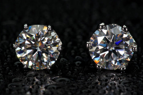 Echte Fotos von klassischen Moissanite Ohrsteckern mit 6 Zinken Fassung im Rundschliff – extremes Funkeln und Feuer im Licht, 925 Sterling Silber mit Weißgold Veredelung, sichtbar brillanter als Diamant im direkten Vergleich