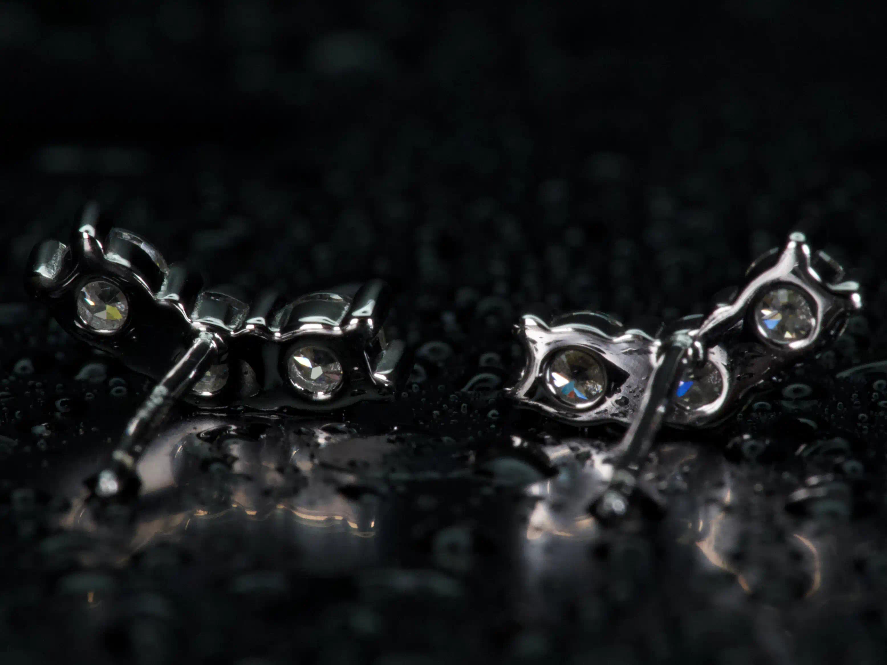 Rückseite der Moissanite Ohrstecker aus 925 Silber mit Weißgold – sicherer Butterflyverschluss und saubere Verarbeitung im Detail