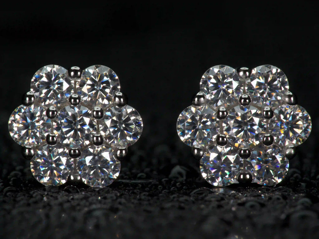 Moissanite Ohrstecker Cluster 1,4 ct frontal, florales Design mit sieben 3 mm Steinen, 925 Silber mit 18K Weißgold Veredelung, starkes Funkeln im echten Licht, echte Makroaufnahme