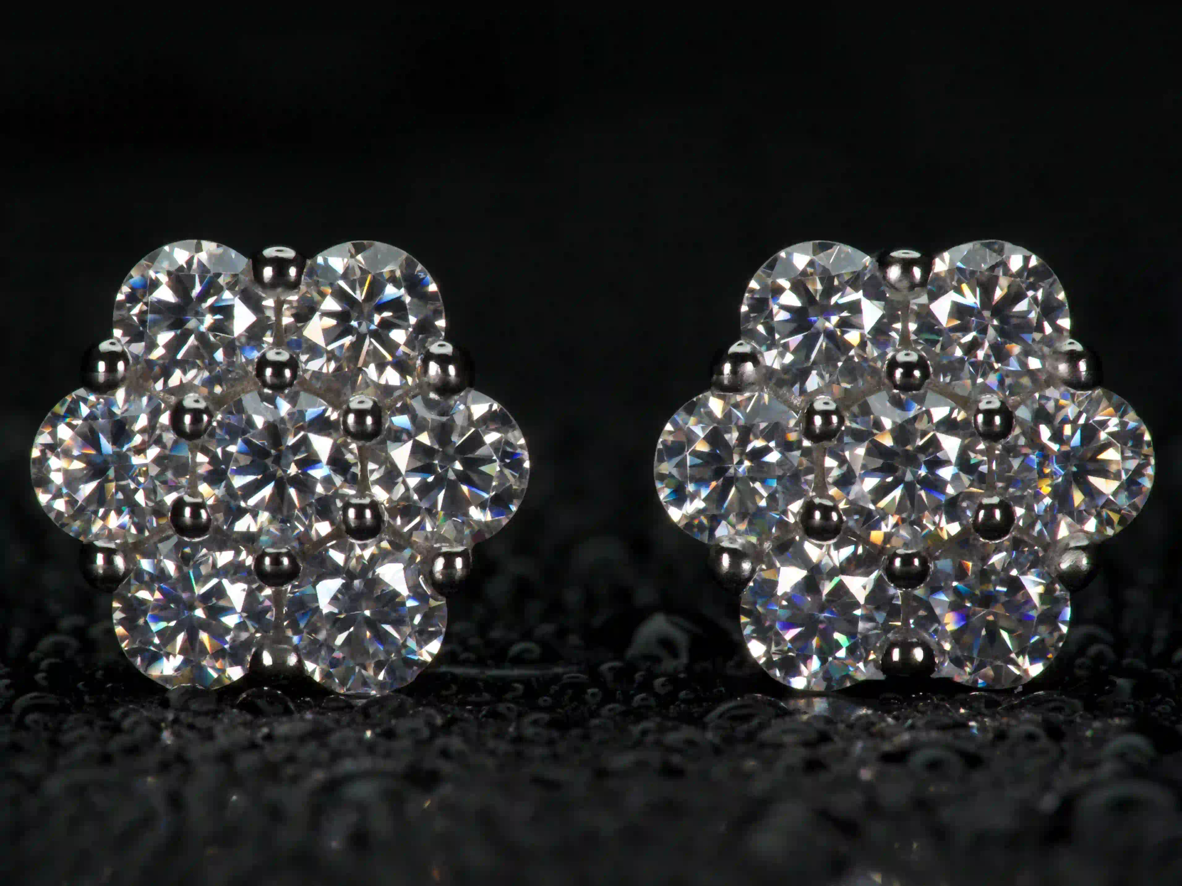 Moissanite Ohrstecker Cluster 1,4 ct frontal, florales Design mit sieben 3 mm Steinen, 925 Silber mit 18K Weißgold Veredelung, starkes Funkeln im echten Licht, echte Makroaufnahme
