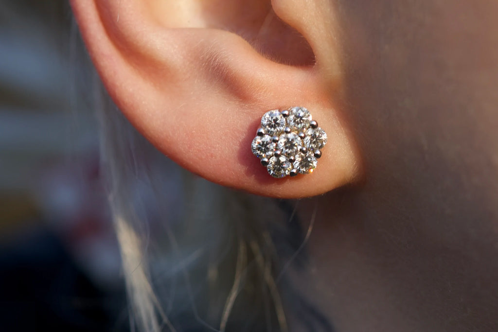 Moissanite Cluster Ohrstecker im Ohr getragen mit Butterfly Verschluss, florales Design mit starkem Funkeln im Alltag, 925 Silber mit Weißgold Veredelung, echte Fotos im natürlichen Licht