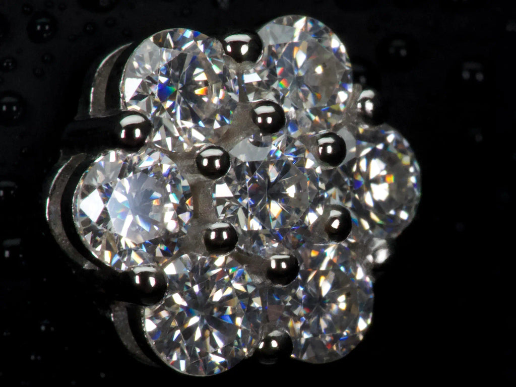 Seitliche Ansicht von Moissanite Cluster Ohrsteckern im Ohr Halter, sichtbare Krappenfassung und Steintiefe, 925 Silber mit Weißgold Veredelung, echtes Licht ohne künstlichen Glanz