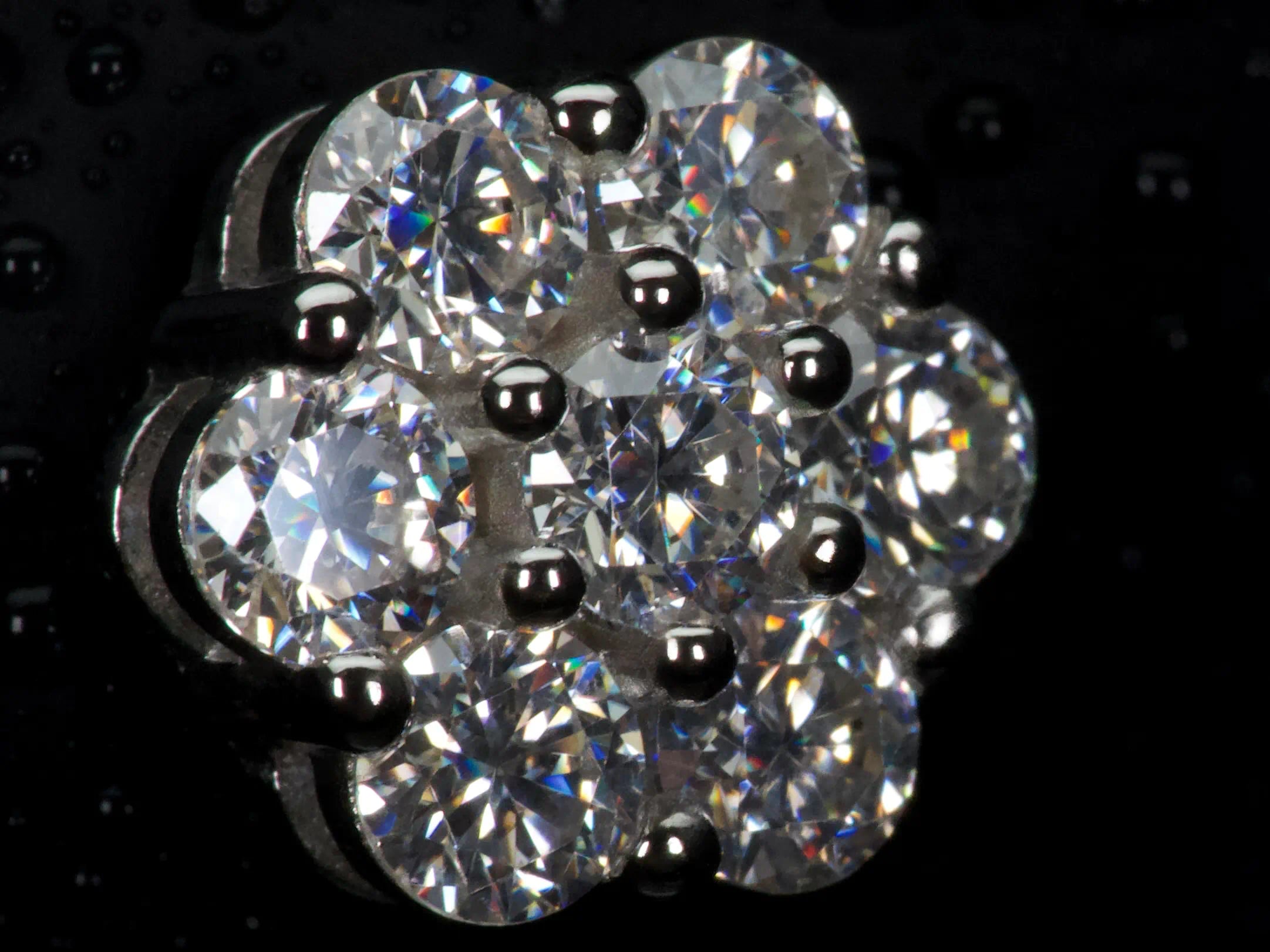 Seitliche Ansicht von Moissanite Cluster Ohrsteckern im Ohr Halter, sichtbare Krappenfassung und Steintiefe, 925 Silber mit Weißgold Veredelung, echtes Licht ohne künstlichen Glanz
