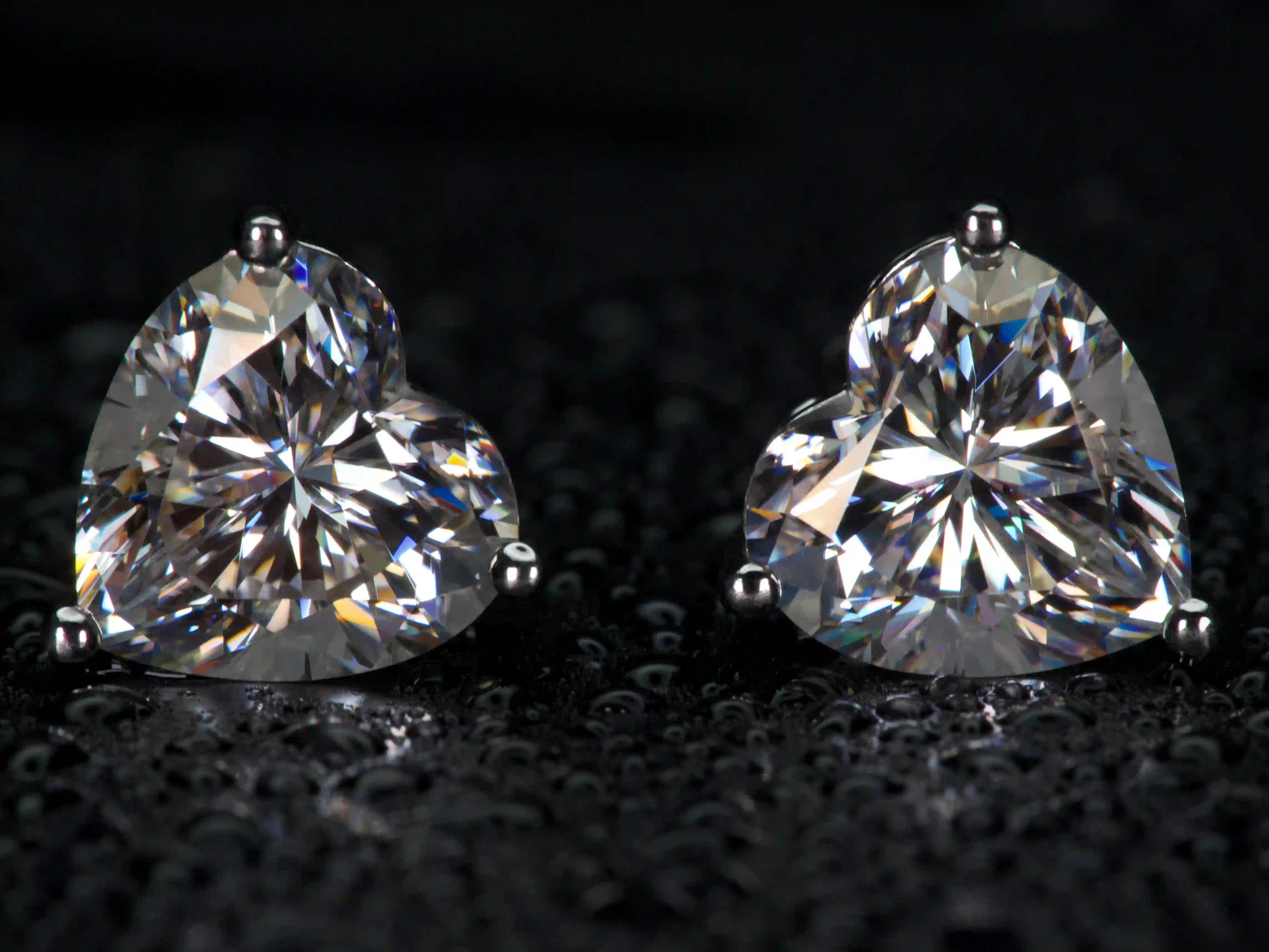 Moissanite Ohrstecker Herzschliff im echten Licht, starkes Funkeln wie Diamant sichtbar, echte Fotos ohne KI 925 Silber Weißgold