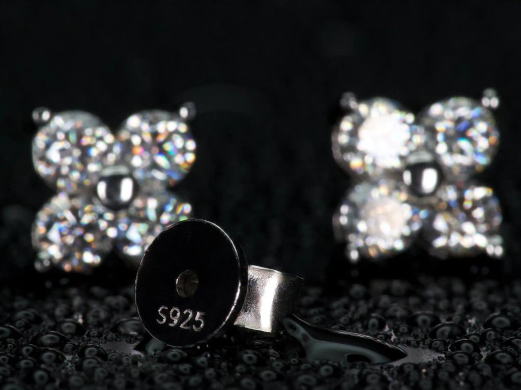 Echte Fotos von Moissanite Ohrsteckern im Kleeblatt Design mit sichtbarem 925 Silberstempel – gleichmäßiges Funkeln und starkes Feuer im Licht, hochwertige Verarbeitung, brillanter als Diamant