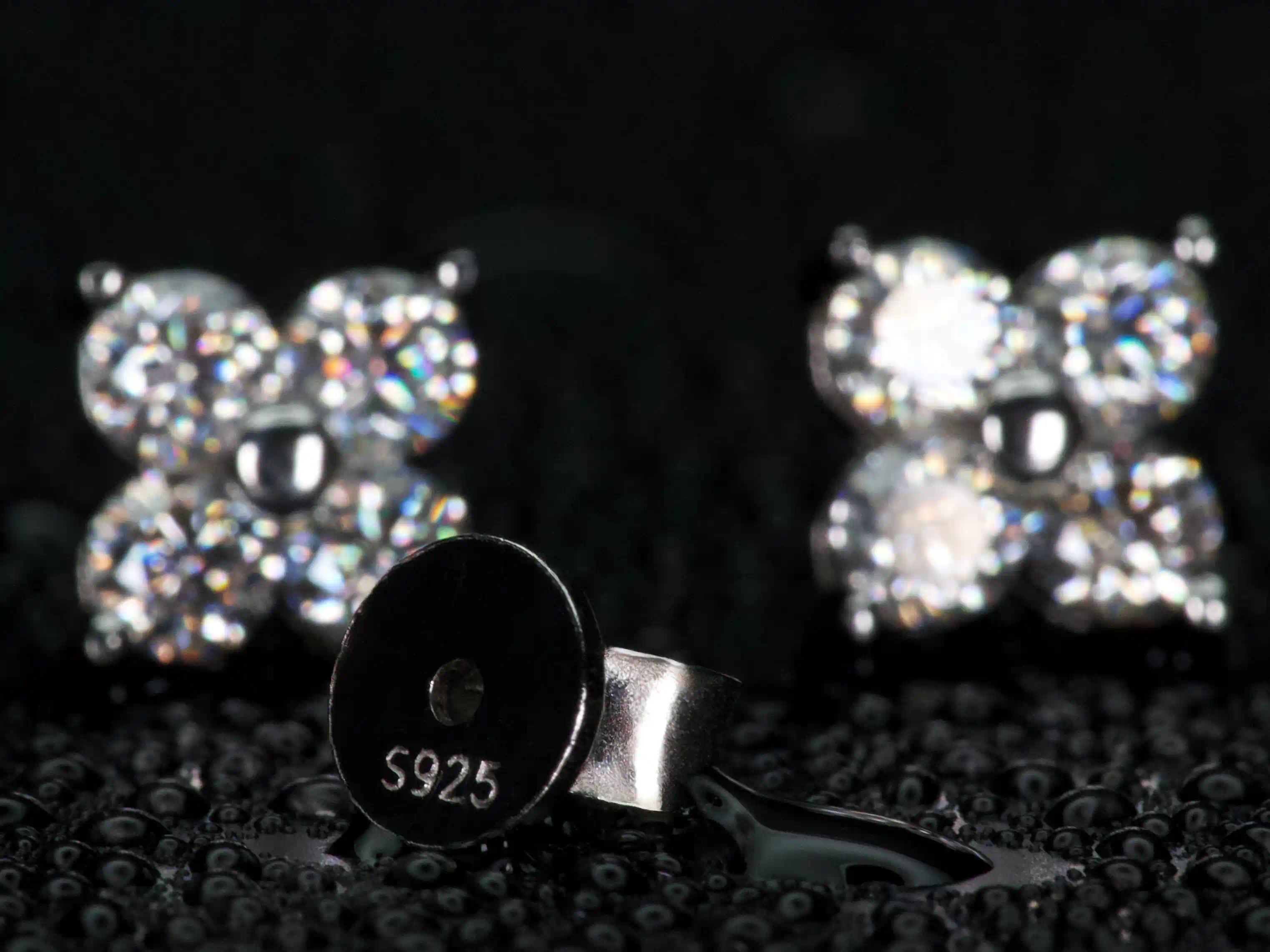 Echte Fotos von Moissanite Ohrsteckern im Kleeblatt Design mit sichtbarem 925 Silberstempel – gleichmäßiges Funkeln und starkes Feuer im Licht, hochwertige Verarbeitung, brillanter als Diamant