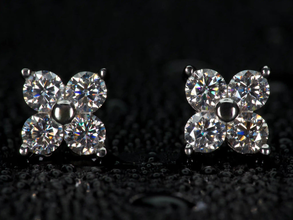 Echte Fotos von Moissanite Ohrsteckern im Kleeblatt Design mit 4 Steinen – gleichmäßiges Funkeln und starkes Feuer im Licht, 925 Sterling Silber mit Weißgold Veredelung, sichtbar brillanter als Diamant