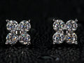 Echte Fotos von Moissanite Ohrsteckern im Kleeblatt Design mit 4 Steinen – gleichmäßiges Funkeln und starkes Feuer im Licht, 925 Sterling Silber mit Weißgold Veredelung, sichtbar brillanter als Diamant