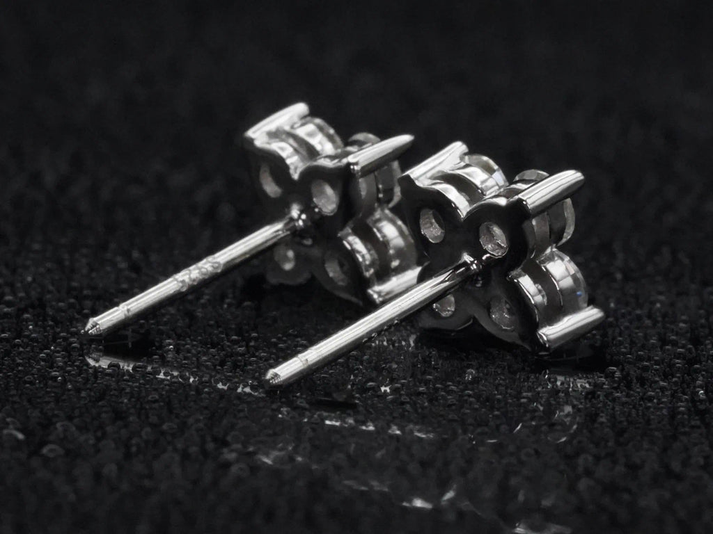 Echte Fotos der Rückseite von Moissanite Ohrsteckern im Kleeblatt Design – sichtbarer Verschluss und stabile Fassung, 925 Sterling Silber, hochwertige Verarbeitung