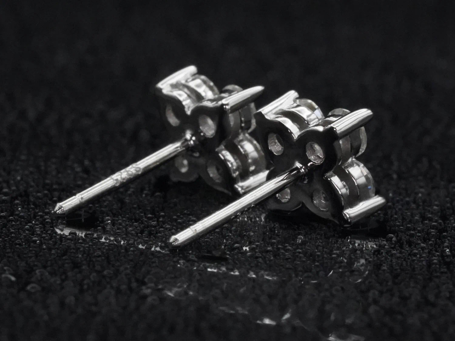 Echte Fotos der Rückseite von Moissanite Ohrsteckern im Kleeblatt Design – sichtbarer Verschluss und stabile Fassung, 925 Sterling Silber, hochwertige Verarbeitung