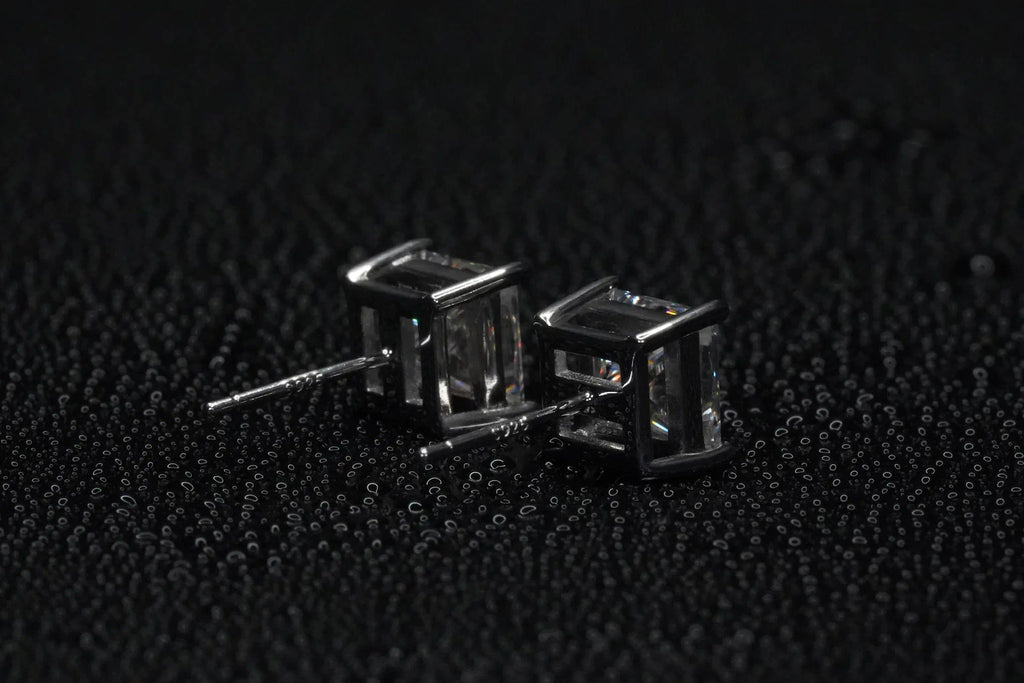 Ohrstecker mit Moissaniten im Princess Cut mit S925 Stempel von hinten fotografiert