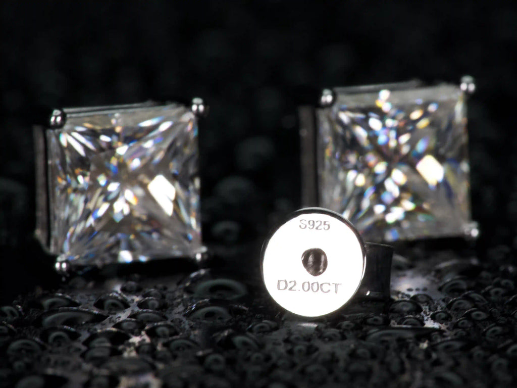 Echte Fotos von Moissanite Ohrsteckern im Princess Cut mit sichtbarem 925 Silberstempel – klares Funkeln und starkes Feuer im Licht, hochwertige Verarbeitung, brillanter als Diamant