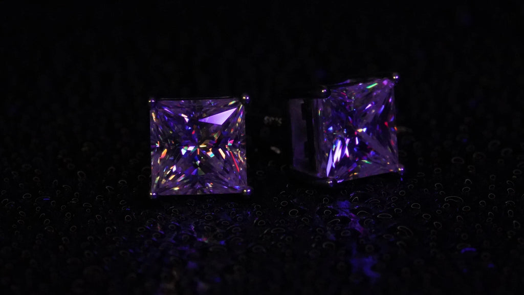 Pinzessinen Schliff Ohrstecker mit Moissanite Steinen gefasst in Sterling Silbe