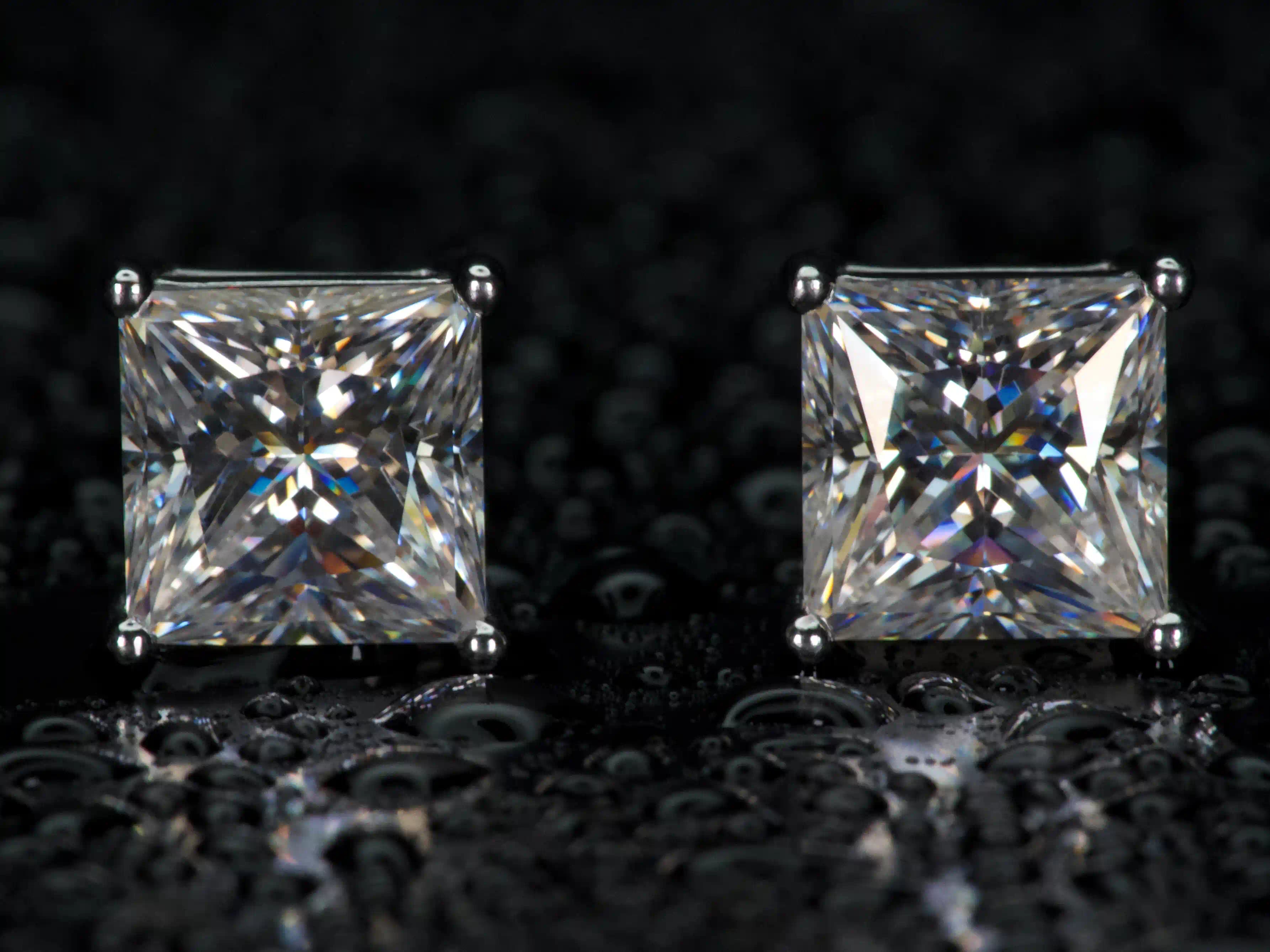 Echte Fotos von Moissanite Ohrsteckern im Princess Cut – klares Funkeln und starkes Feuer im Licht, quadratischer Schliff mit präzisen Kanten, 925 Sterling Silber mit Weißgold Veredelung, sichtbar brillanter als Diamant