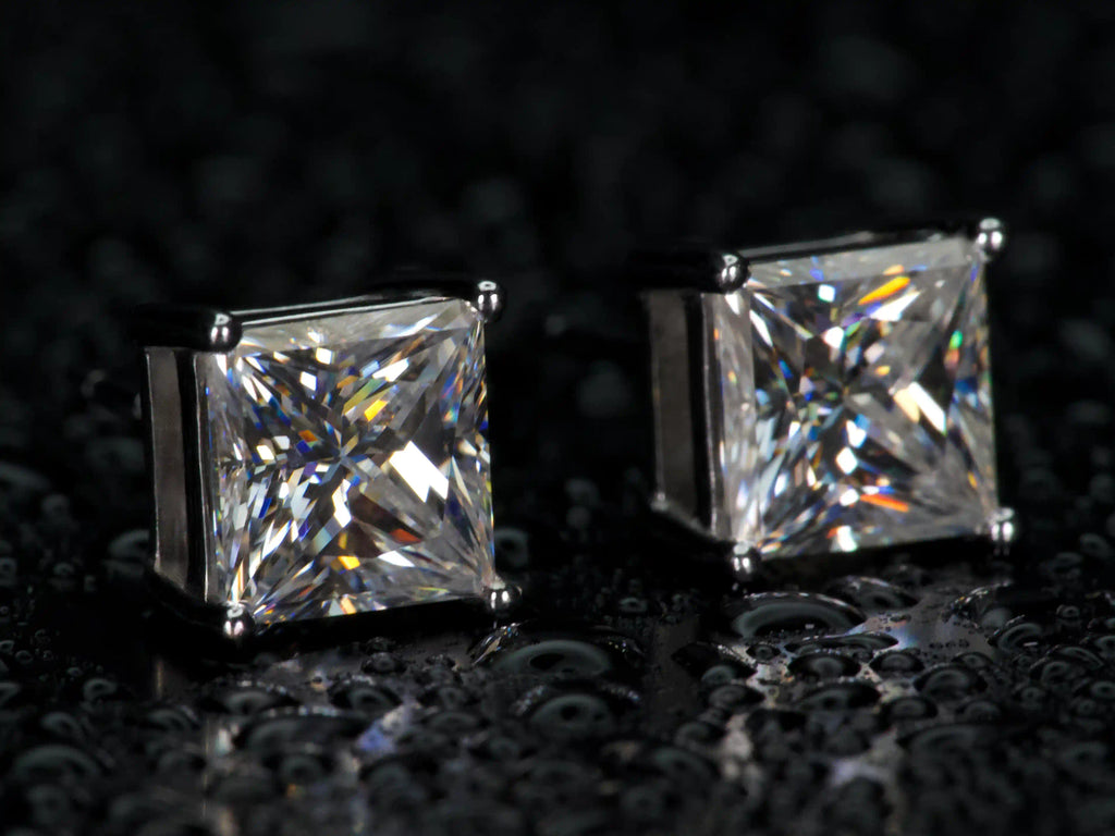 Echte Fotos von Moissanite Ohrsteckern im Princess Cut in Seitenansicht – sichtbare Fassung und eingesetzter quadratischer Stein, klares Funkeln im Licht, 925 Sterling Silber mit Weißgold Veredelung