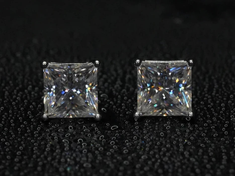 Princess Cut Moissanite Ohrstecker aus Sterling Silber mit 18k Plattierung im Licht 