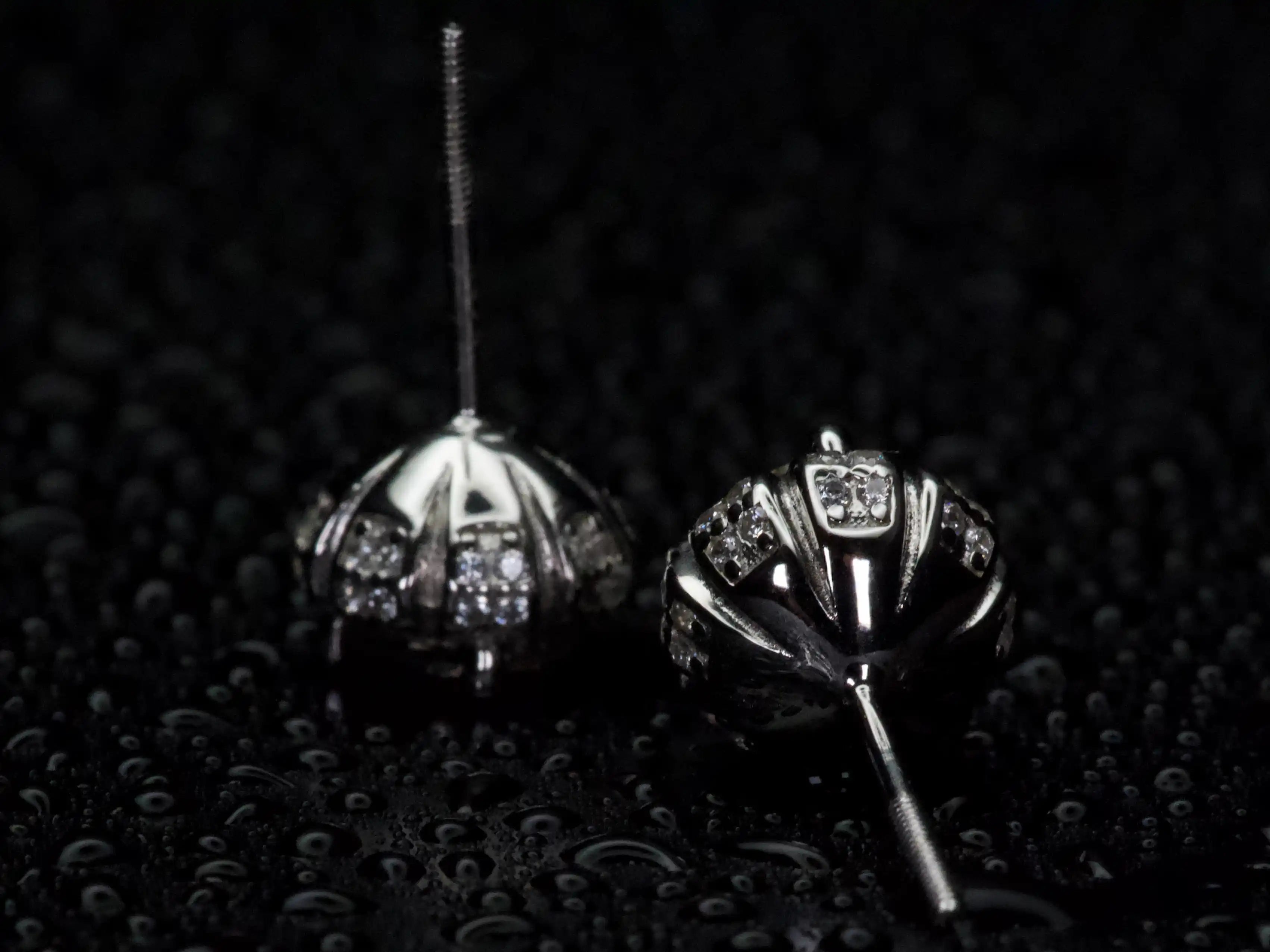 Unterseite und Seitenansicht eines Moissanite Ohrsteckers mit Schraubverschluss und Gewinde aus 925 Silber in Detailaufnahme