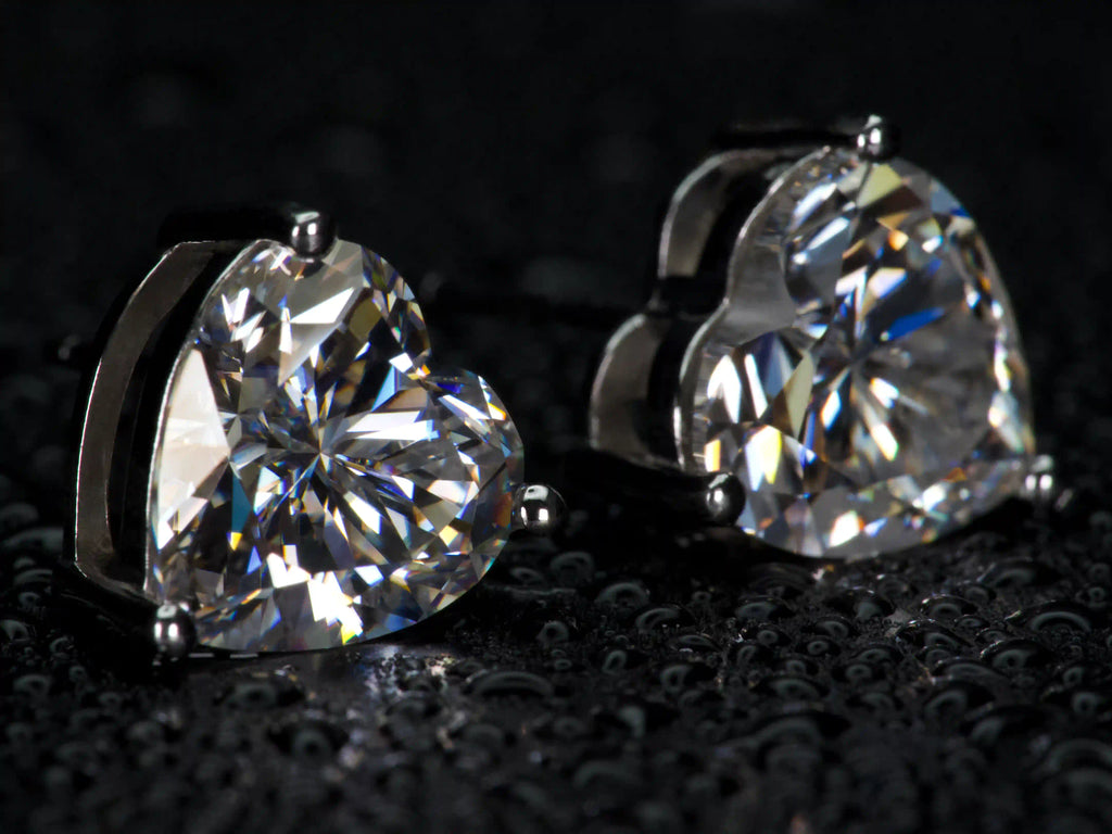 Seitliche Ansicht Moissanite Ohrstecker Herzschliff, intensive Lichtreflexe und Funkeln bei Bewegung, echte Aufnahme ohne KI