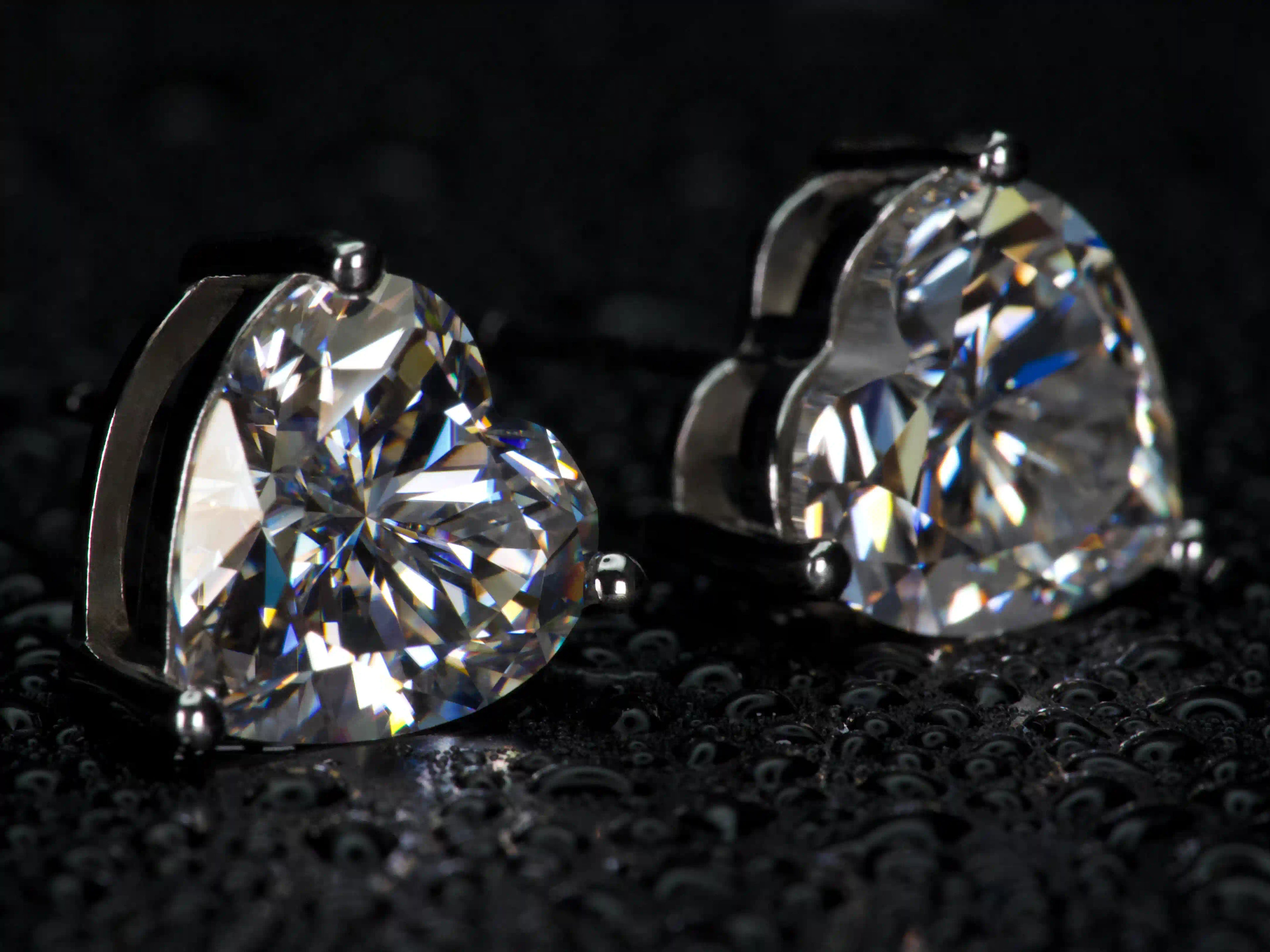 Seitliche Ansicht Moissanite Ohrstecker Herzschliff, intensive Lichtreflexe und Funkeln bei Bewegung, echte Aufnahme ohne KI